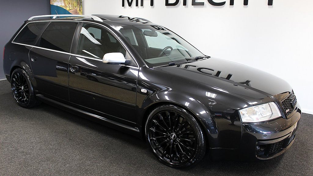 Audi RS6 är utrustad med Black Edition paket. 