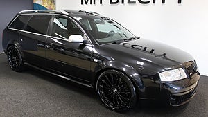 Audi RS6 är utrustad med Black Edition paket. 