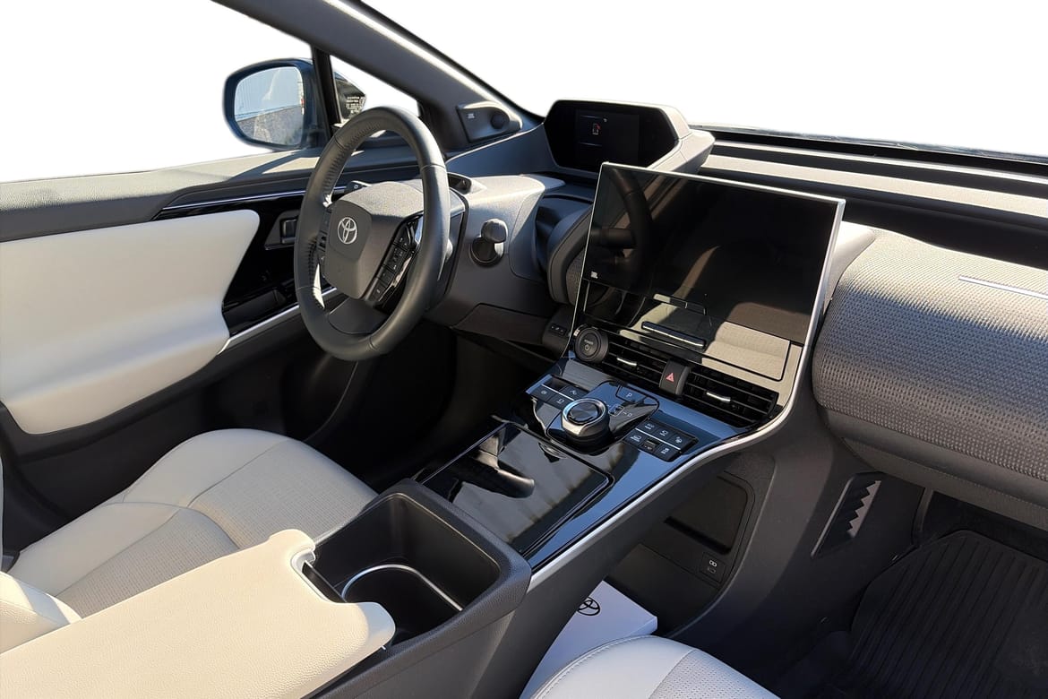 Toyota bZ4X AWD Executive dragkrok 2025, photo 7/10