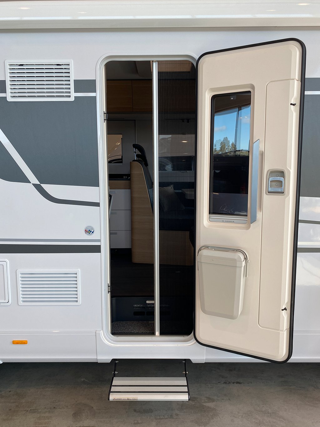 Adria Sonic Plus 700 SL / ALDE / Aut 180hk / Taksäng / Ugn - Adria
