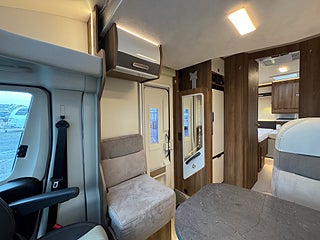 Husbil-halvintegrerad Ci Magis 86 XT Låga långbäddar & taksäng! 5 bältad! 3500kg! 4 av 20