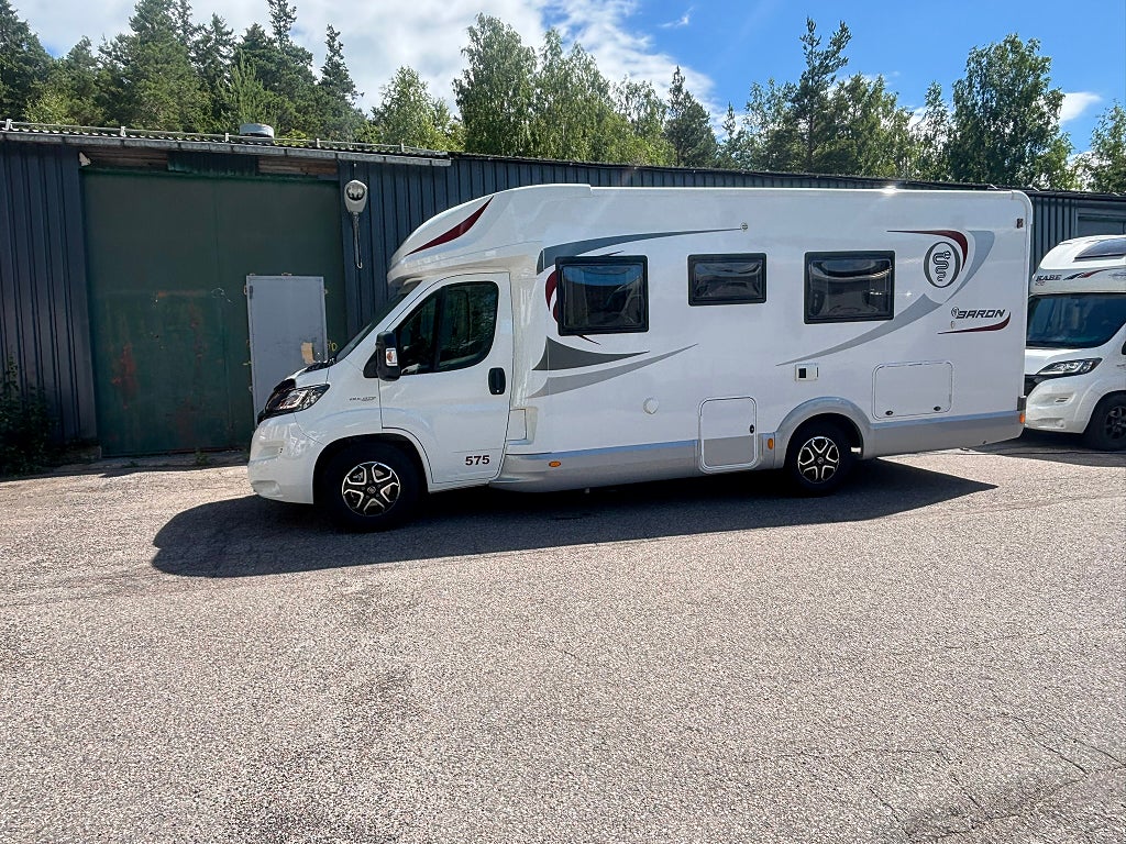 Elnagh Baron 575 Låga långbäddar / Dropdown Säng / Solcell