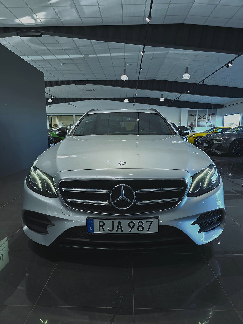 Mercedes-Benz E 220 d AMG Night Värmare Drag Kombi - bild 2