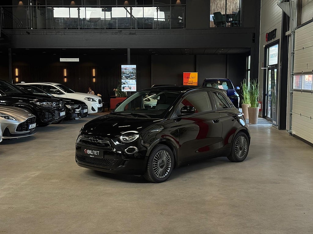 Fiat 500 e 42 kWh Long Range / Svart Metallic 4-sits Carplay