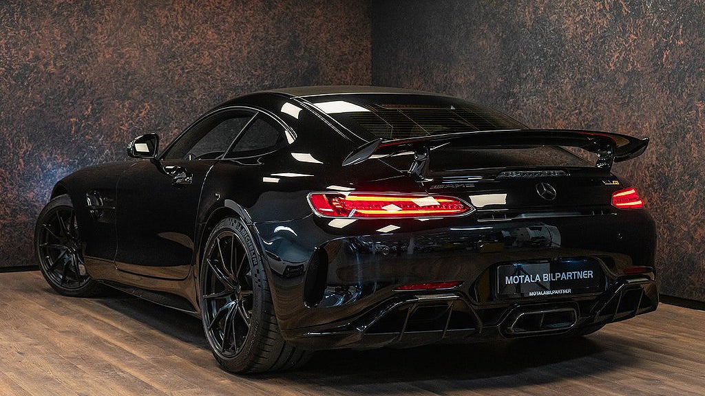 En svart Mercedes-Benz AMG GT R i svart. 