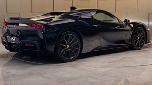 Ferrari SF90 Stradale är den italienska sportbilstillverkarens första laddhybrid. 