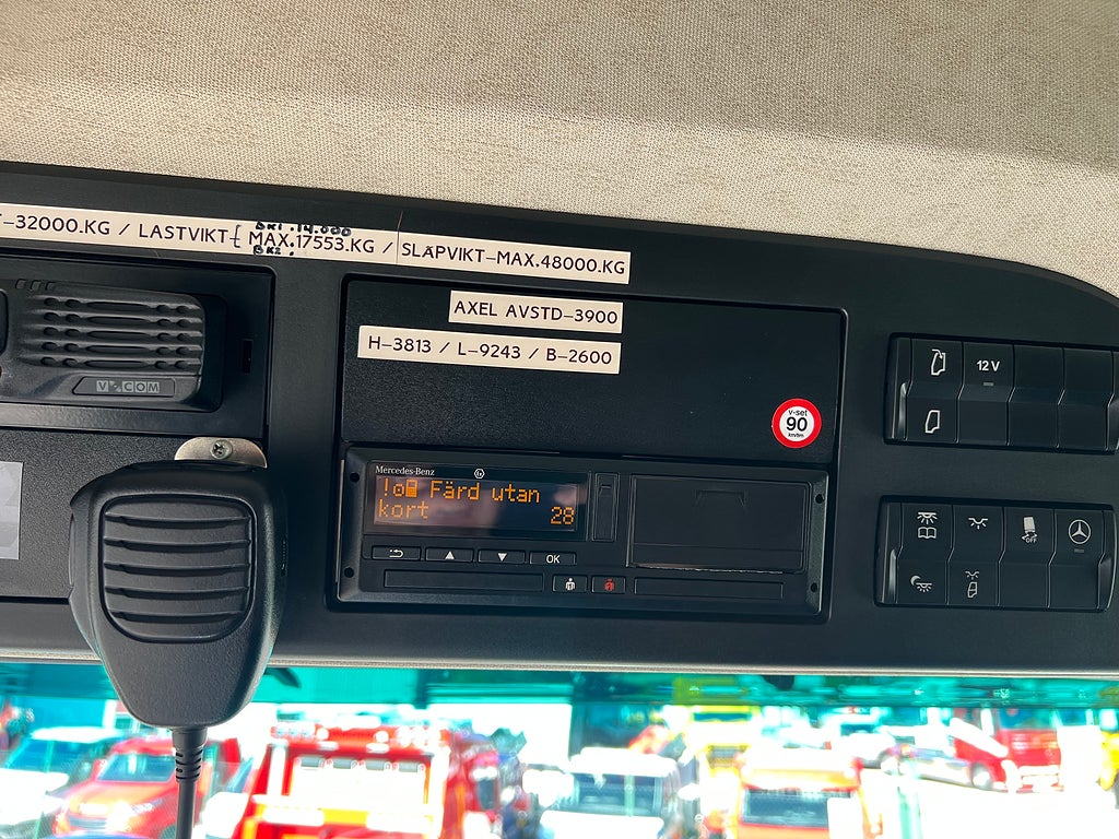 Mercedes-Benz Arocs 3251 Tridem Lastväxlare, Fullt Plogutrustad