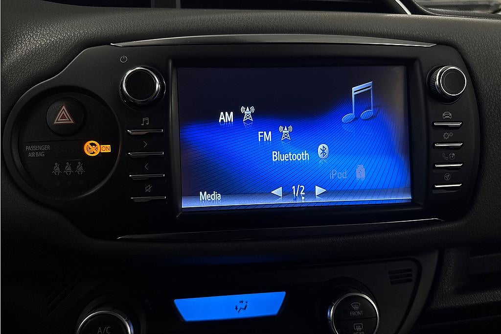 Toyota Yaris Hybrid, 1 brukare, FR 2,95%, P-sensorer fr & bak, tonade rutor