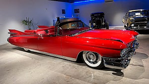 Bilen har renoverats och är i utställningsskick. 