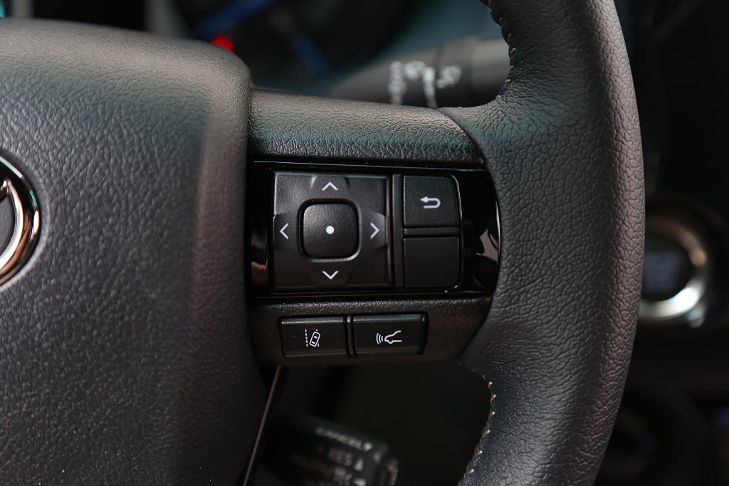 Toyota Hilux Dubbelhytt 2,8 MHEV 204hk Invincible 4WD Flak/Kåpa Moms