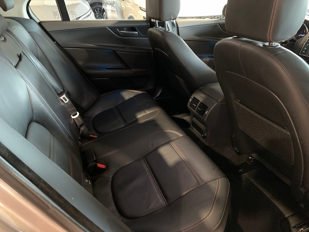 Jaguar XE 20d| PRESTIGE | Läder | Kamera | Drag 2017