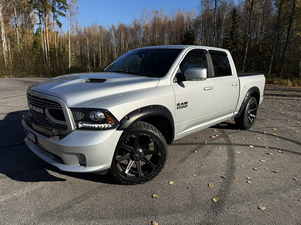 RAM 1500 Sport Crew Cab 5.7 V8 HEMI 4x4 TorqueFlite, 395hk