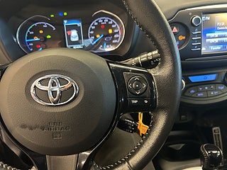 Toyota Yaris Hybrid e-CVT Rattvärme/Kamera/MoK/AWD – bild 18