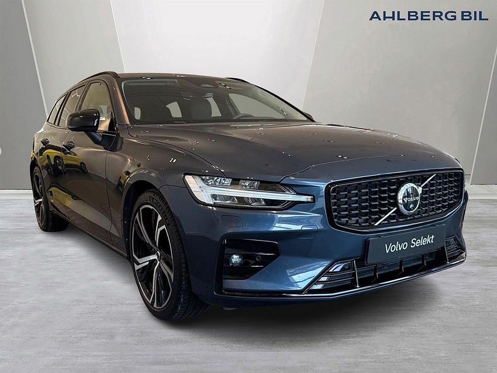 Volvo V60 B4 Diesel Plus Dark. Drag, 360kamera, Navi