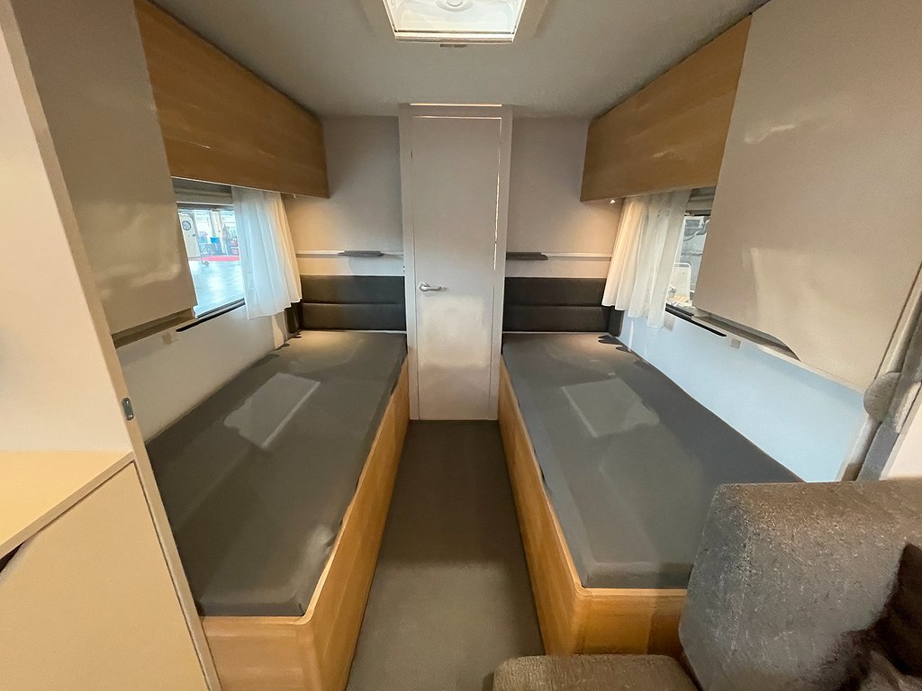 Adria Adora 613 HT / ALDE / Solcell / Långbäddar / Ugn - Adria