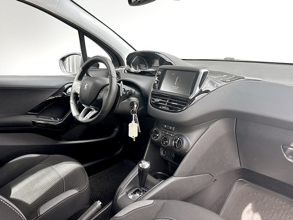 Bild på Peugeot 208 5D Active Style 1.2 PT 82hk Aut PANO
