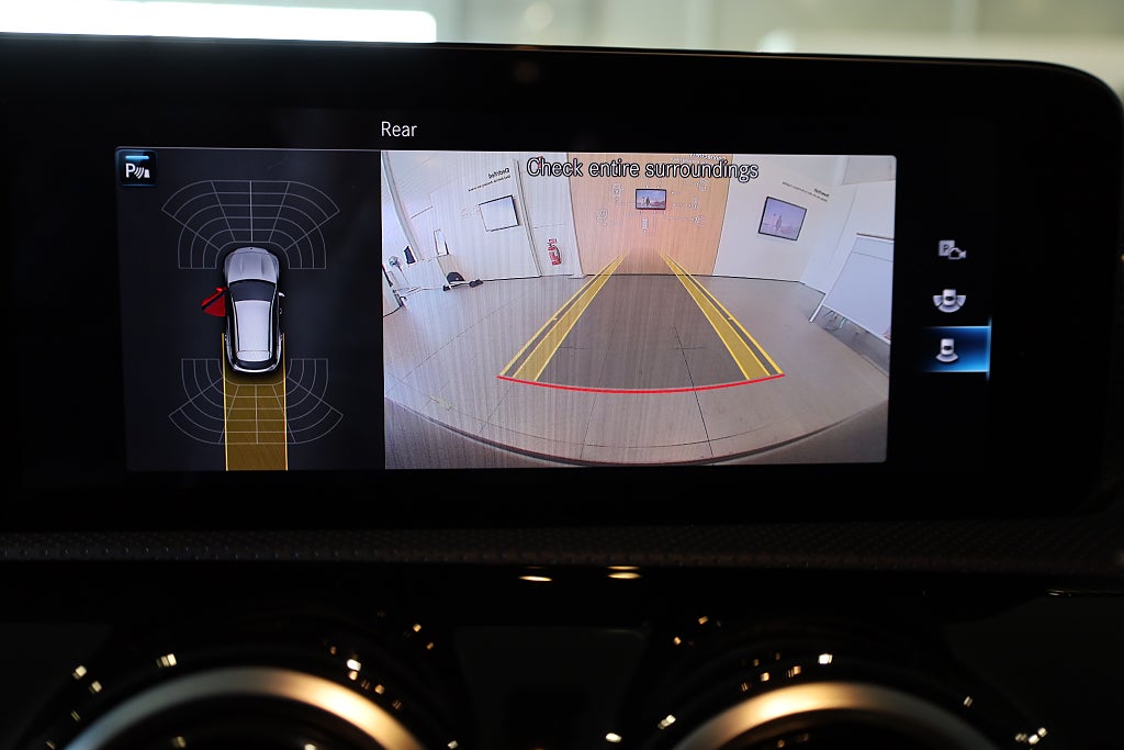 Mercedes-Benz CLA 200 Shooting Brake 7G-DCT Panorama Kamera Läder Navi 2021