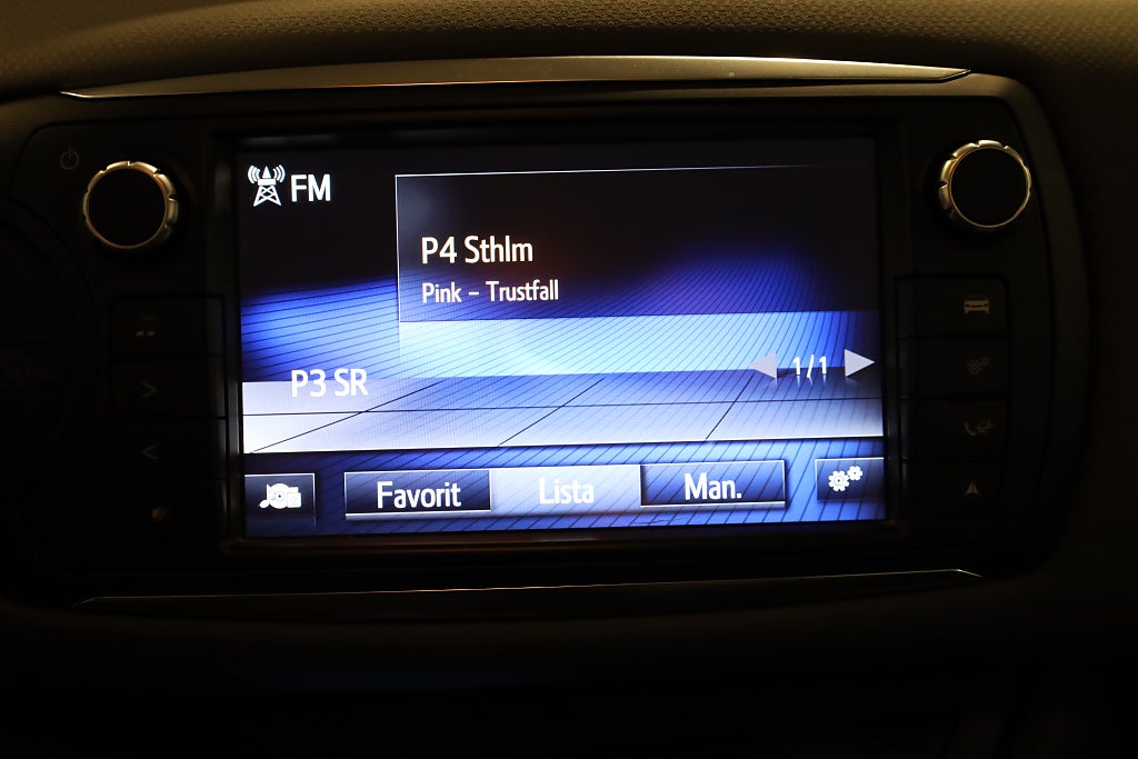 Toyota Yaris Hybrid e-CVT Active Navi Kamera Blåtand M-Värme 2015