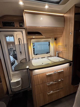 Husbil-integrerad Hymer Exsis I588 150HK AUT 7 av 21