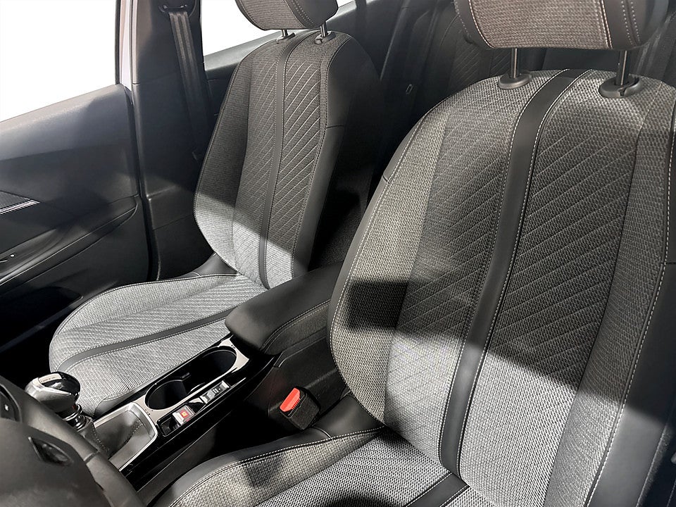 Bild på Peugeot 2008 Allure 1.2 PT 130hk CARPLAY P-SENSORER