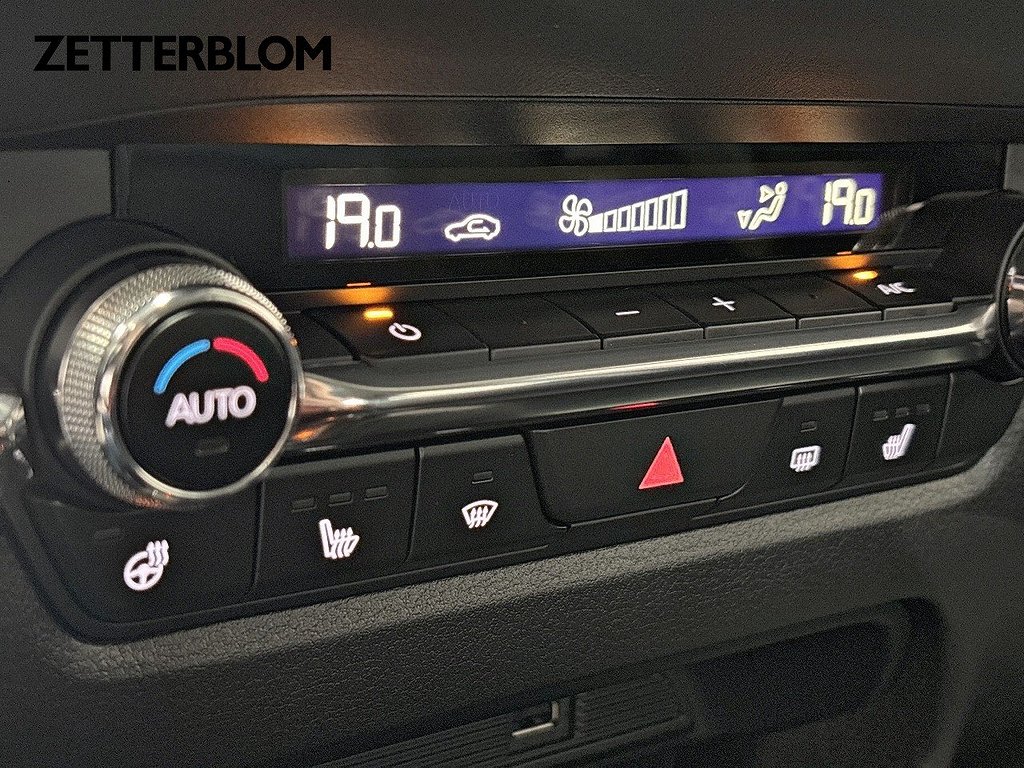 SUV Mazda CX-30 16 av 27