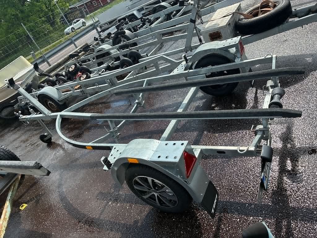 Tikitreiler JS 750-R 80 km/h Obromsad skotervagn 