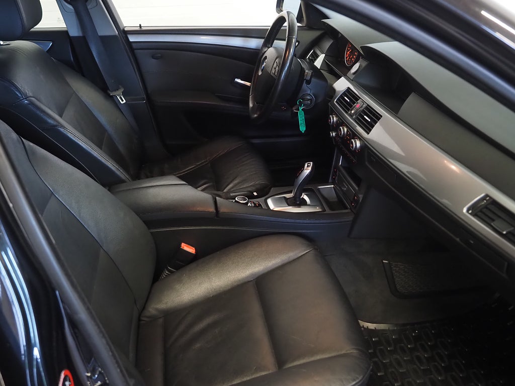 BMW 520i 170hk Touring Comfort Automat Drag P-Sensorer Skinn 2009