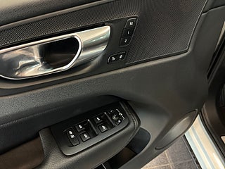 Volvo XC60 B4 AWD Momentum Advanced S&V/Kamera/Pano/Skinn/Pvärm – bild 20