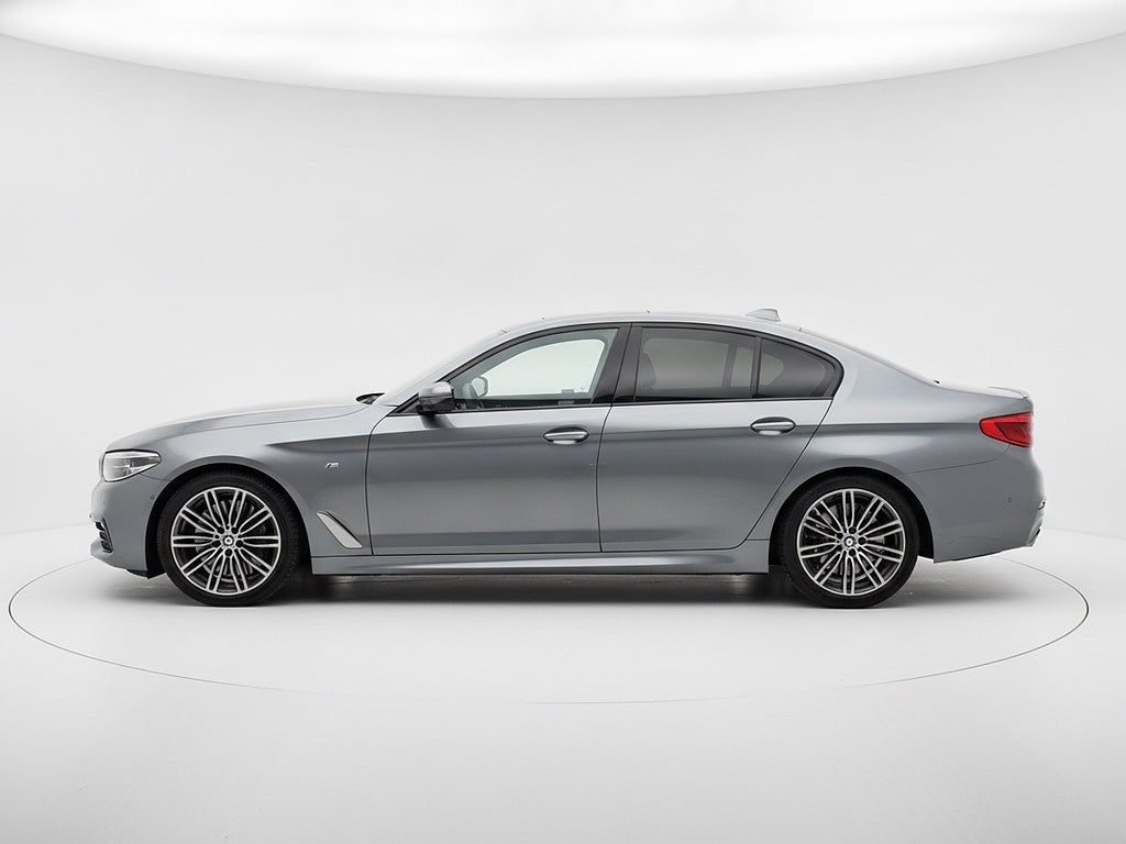 BMW M550I V 8 / xDrive Sedan / Panorama