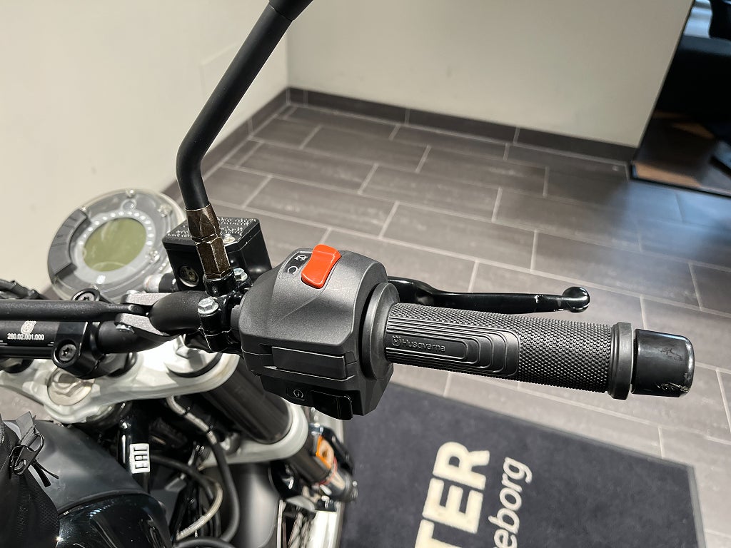 Husqvarna Svartpilen 401/Tankväska/Akrapovic/24mån Räntefritt