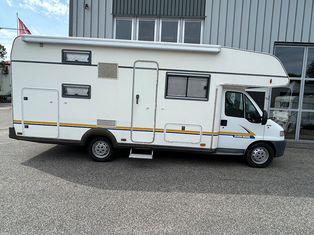 Eura Mobil SPORT 695 GARAGE, VÅNINGSÄNG