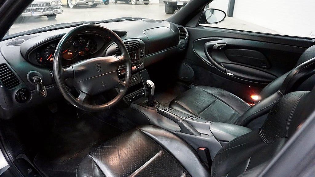 Den här Porsche 911 från 996-generationen importerades från Storbritannien år 2004. 