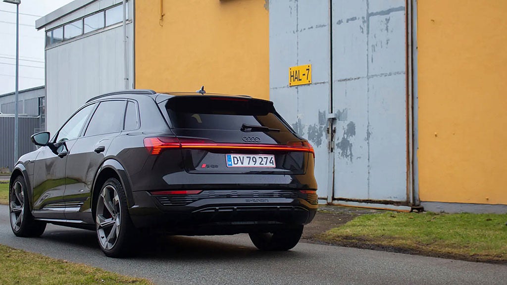 Svart audi i industriområde