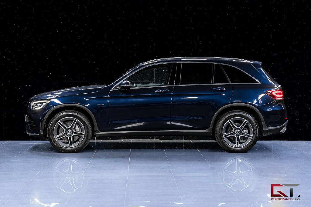 Mercedes-Benz GLC 300 e 4MATIC AMG Cavansite Blue Cockpit Matrix Drag