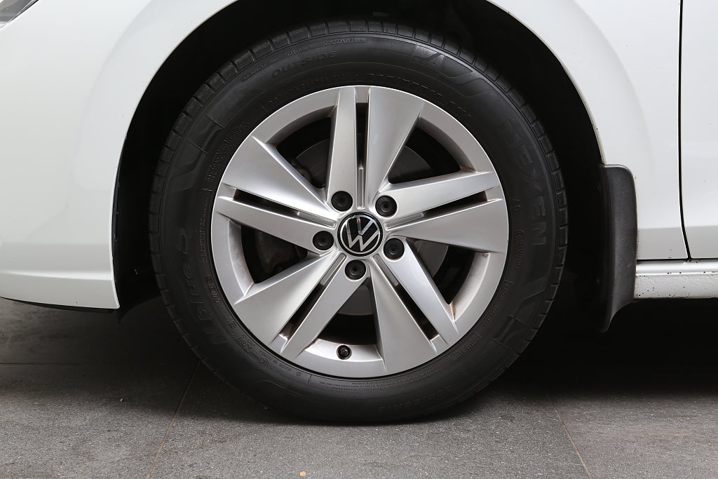 Volkswagen Golf 1,0 TSI 110HK P-Värmare Dragkrok Kamera 2022