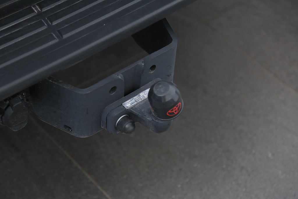 Toyota Hilux Dubbelhytt 2,8 MHEV 204hk Invincible 4WD Flak/Kåpa Moms