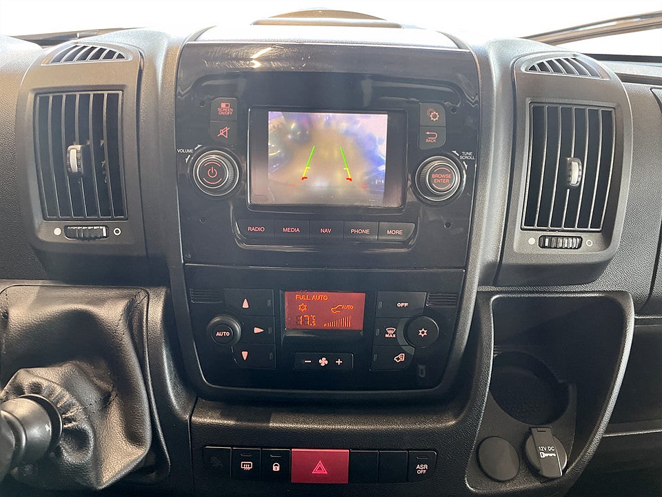 Bild på Peugeot Boxer Van 335 PRO+ 2.2 BHDi 165hk L3H2 B-KAMERA DRAG