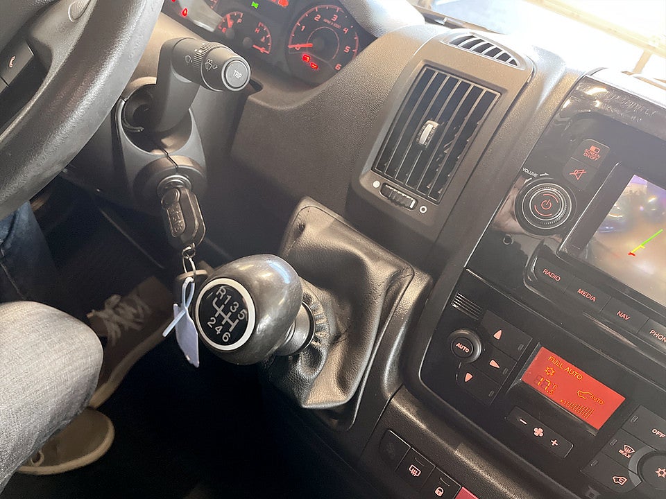 Bild på Peugeot Boxer Van 335 PRO+ 2.2 BHDi 165hk L3H2 B-KAMERA DRAG