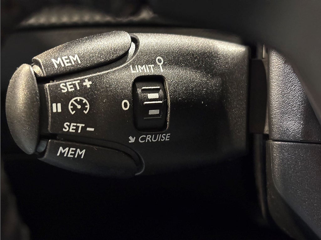 Bild på Peugeot 2008 Active Pack 1.2 PT 100hk - CARPLAY, BACKSENSORER