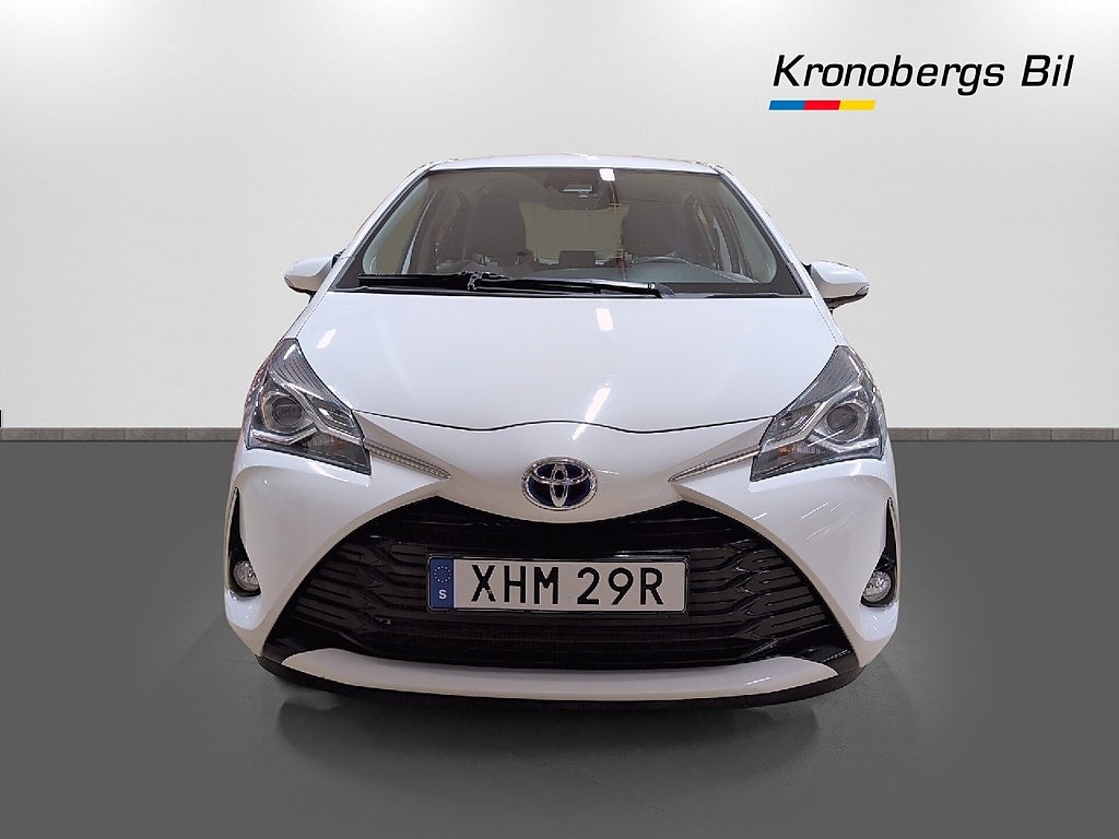 Toyota Yaris Hybrid Active 101 hk Automat  – bild 2
