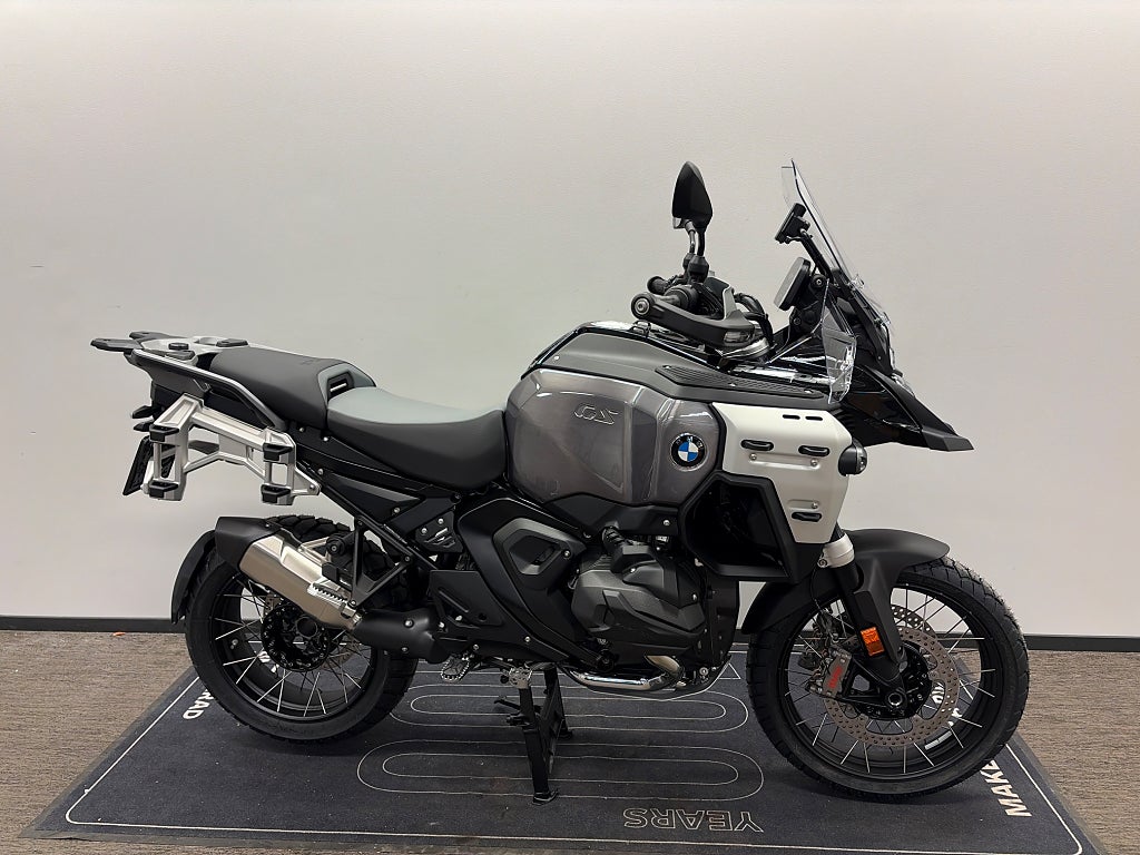 BMW R1300GSA Triple Black Adaptivt Chassi Demo