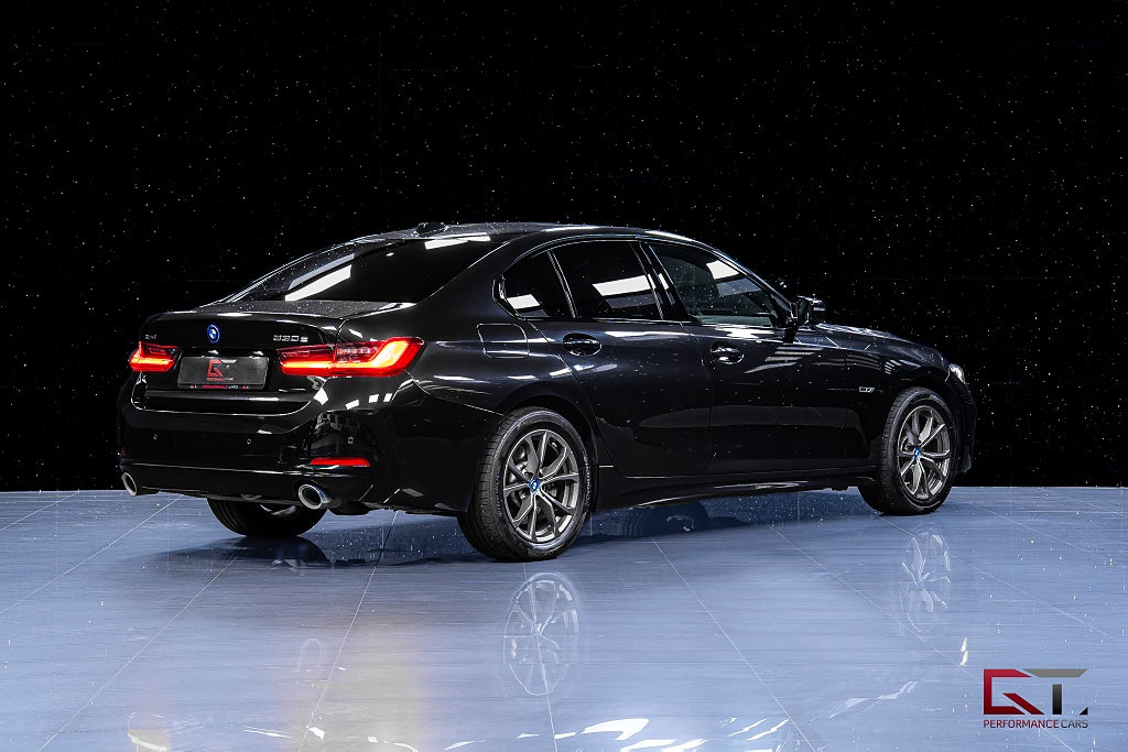 BMW 330e xDrive MOMS Comfort Drag Akustikrutor Värmare Keyless