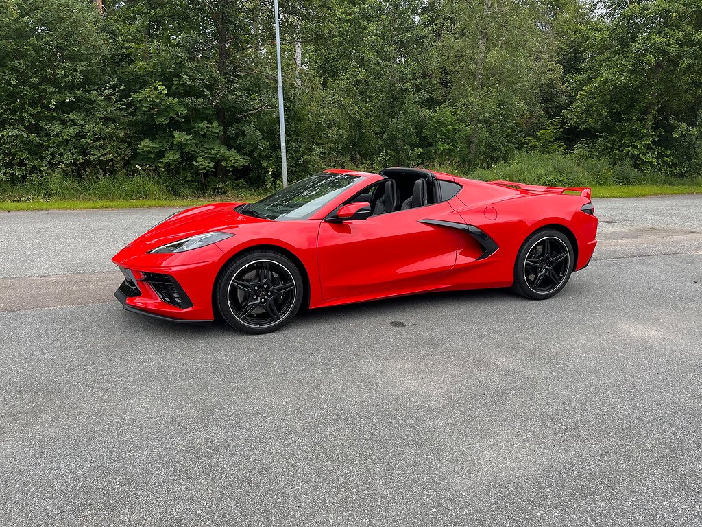 Chevrolet Corvette C8 klassiskt röd med Targa tak  