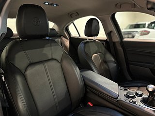 Alfa Romeo Giulia 2.2 16V Super Kamera Mvärm Skinn GPS SoV