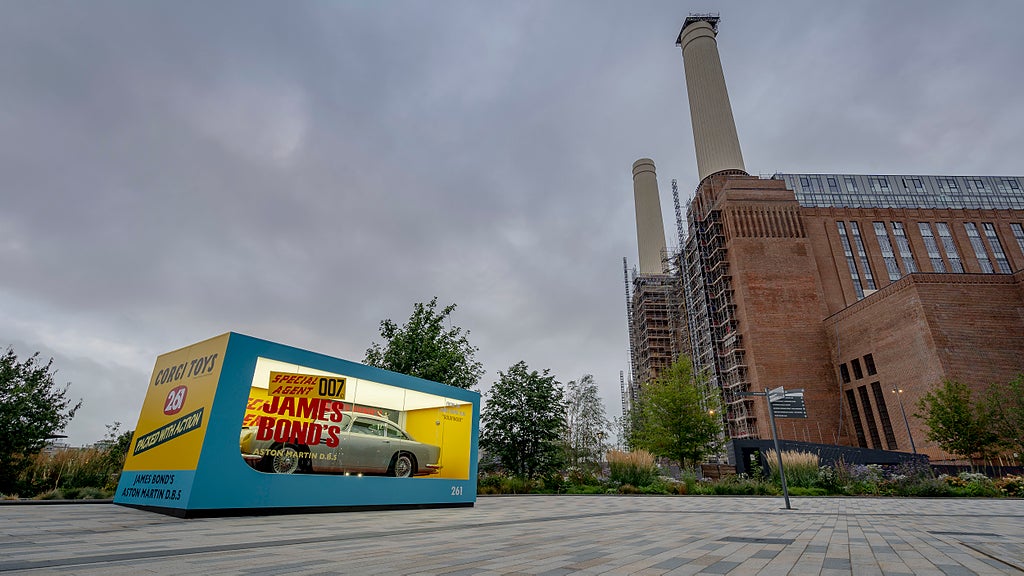 Kopia av DB5 i verklig storlek, inställd i en leksaksförpackning