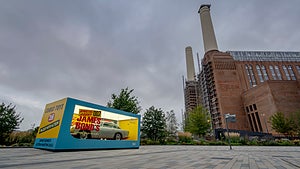 Kopian av den ikoniska DB5 finns utställd vid Battersea Power station i London. Foto: Aston Martin. 