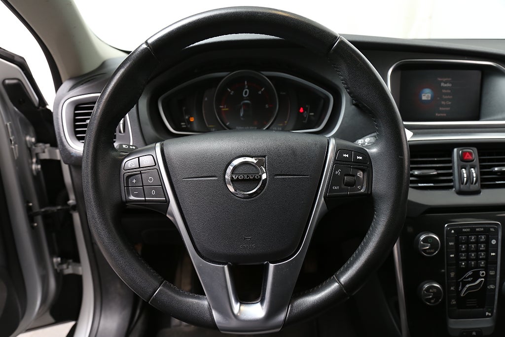 Volvo V40 Cross Country D3 150hk Adv Edition Kamera Värmare Drag