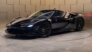 Ferrari SF90 Stradale är den italienska sportbilstillverkarens första laddhybrid. 