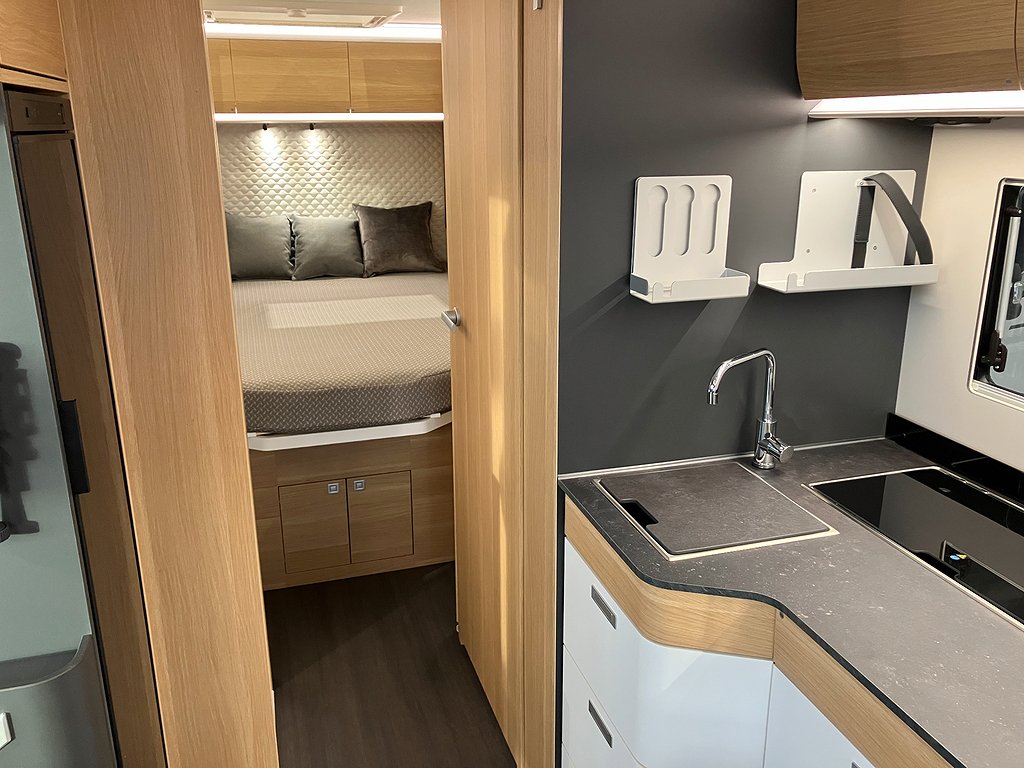 Adria Coral 670 DC Plus / Queenbedd / Automat / Markis /  - Adria