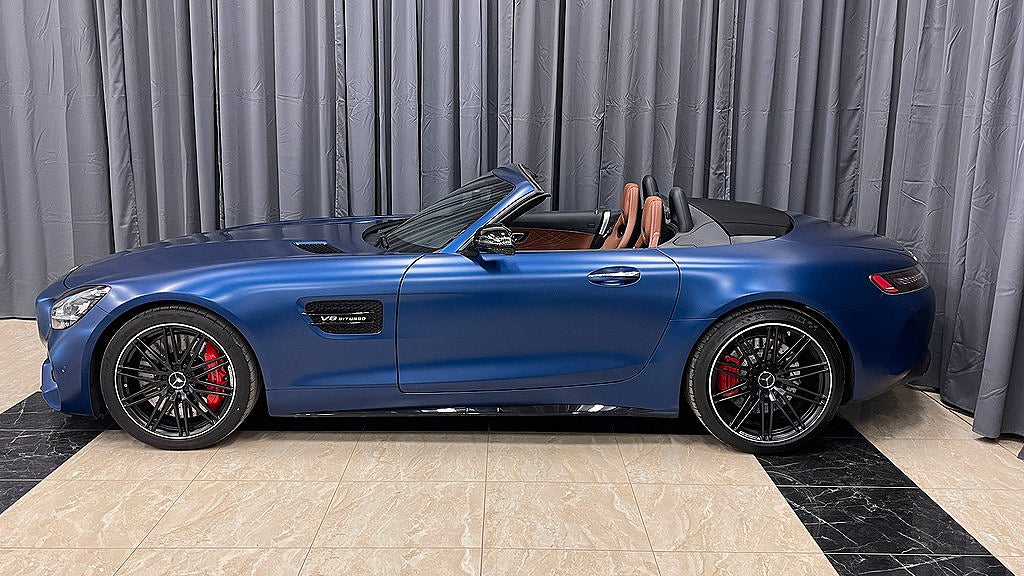 Mercedes-Benz AMG GT C Roadster har en V8-motor på 557 hästkrafter. 